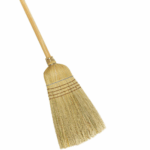 Η σκούπα χόρτου με κοντάρι, είναι κατασκευασμένη απο μεγάλης αντοχή...